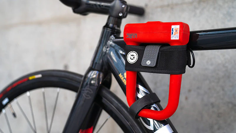 Смотреть видеообзор Держатель для замка Ulac U-Hold Universal U Lock Holder 125 мм